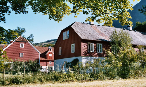 Baroniet Rosendal Avlsgård & Fruehus. Pensjonat med overnatting med frukost, romantisk og autentisk alternativ til hotell.