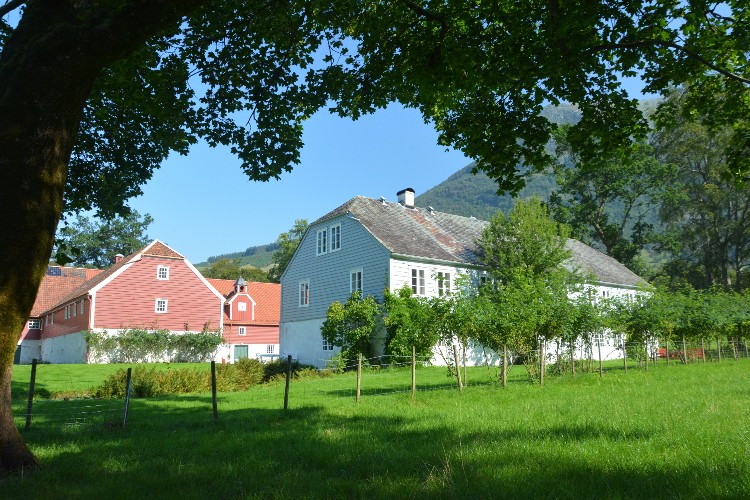 Baroniet Rosendal Avlsgård & Fruehus. Riddersalen i bakgrunnen.