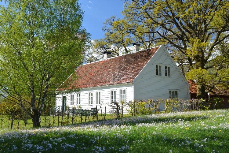 Baroniet Rosendal Avlsgård og Fruehus. Fruehuset om våren.