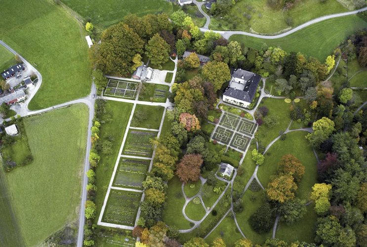 Baroniet Rosendal landskapspark, rosehage og kjøkken- og urtehage.