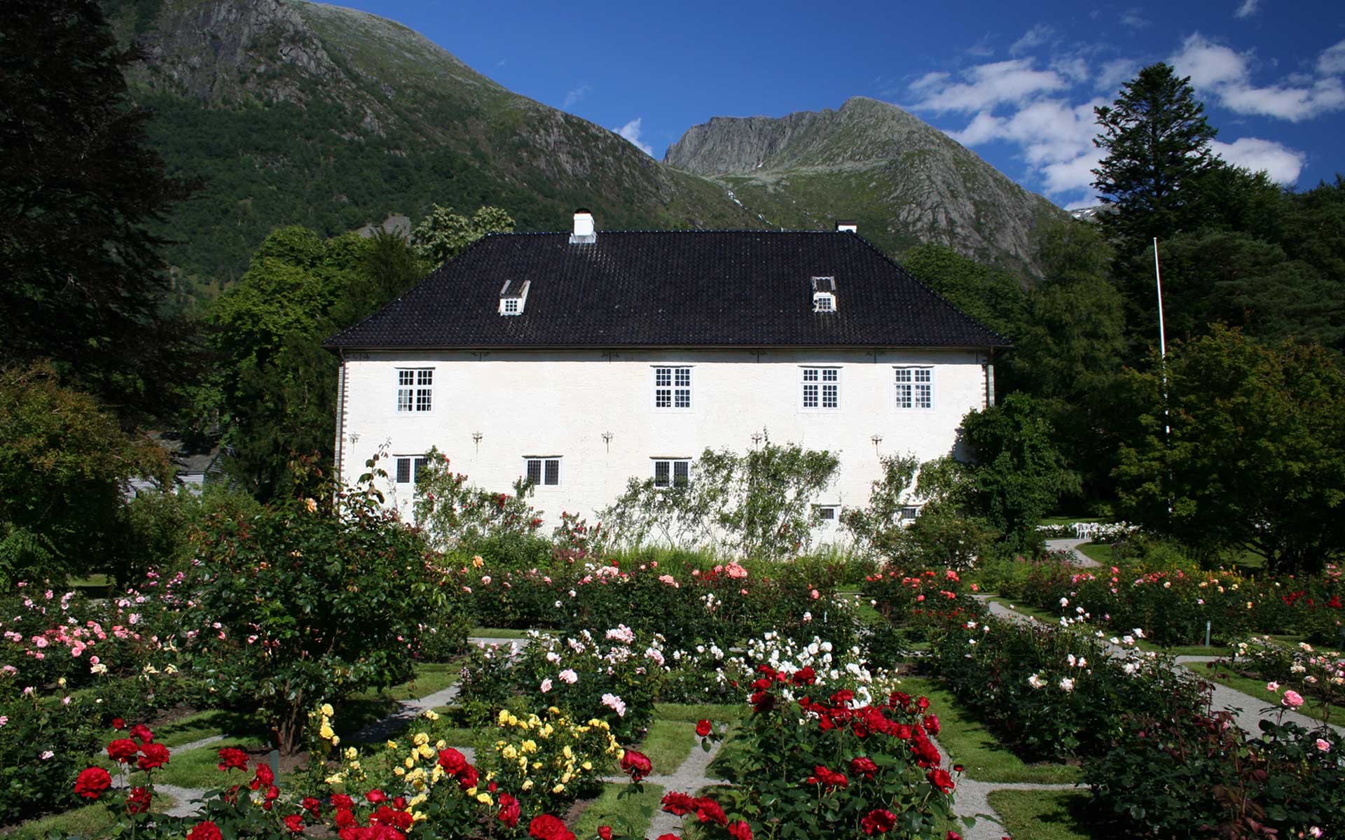 Baroniet Rosendal med rosehagen