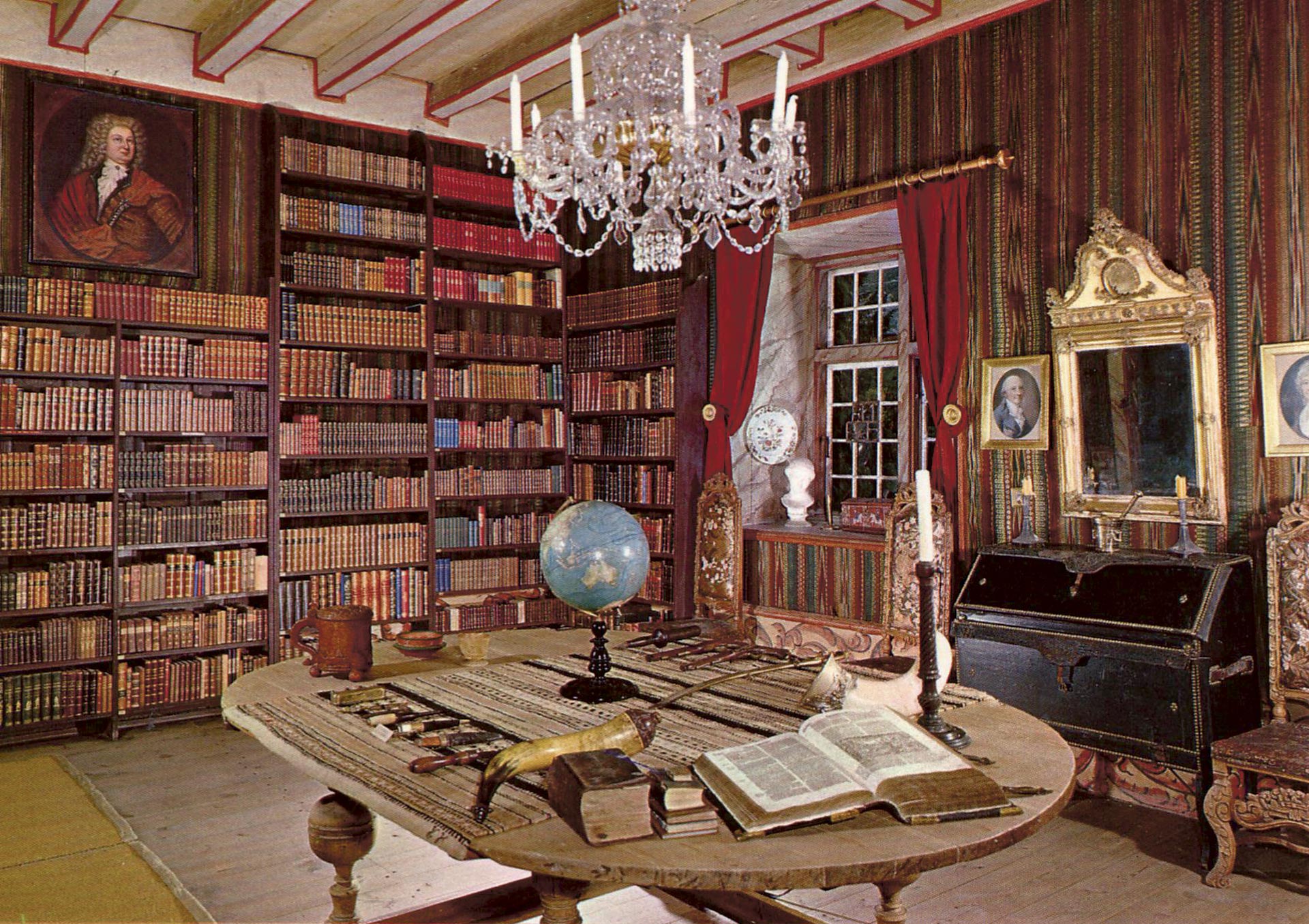 Biblioteket eller Statthaldarkammeret på Baroniet Rosendal. Franske tekstiltapet i ull og lin. Møbler fra barokken.