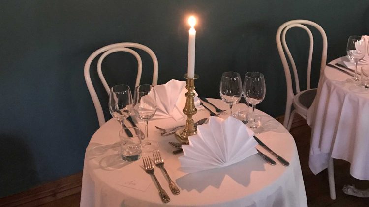 Slottsmiddag i Havestuen. Dinner in the Tea Room at the Manor